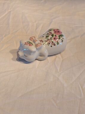 2/20$ Avon White Porcelain Sleeping Pig Potpourri Figurine